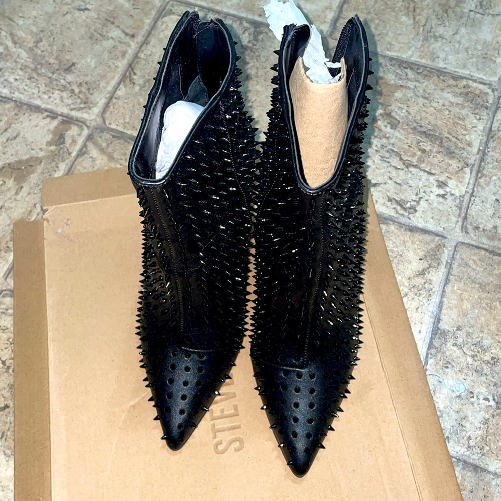 S T E V E 
M A D D E N 
SEXY STUDDED BLACK BOOT